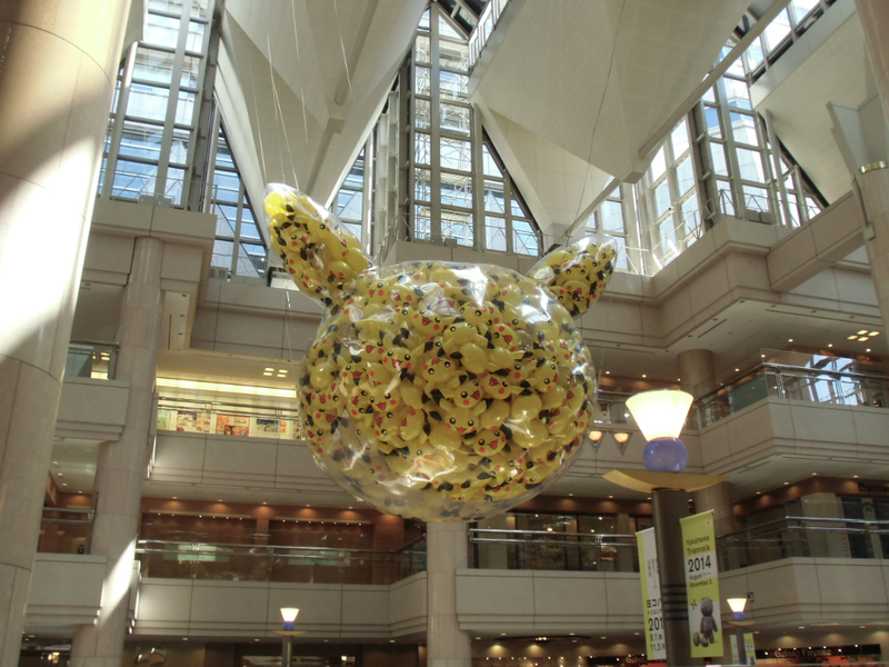 Fichier:Pikachu Wakuwaku Natsuyasumi-chū! in Landmark - Jumbo Pikachu Balloon.png