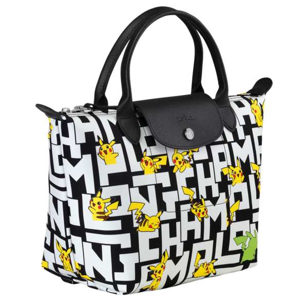 Fichier:Longchamp Sac à main logo trois quart.png
