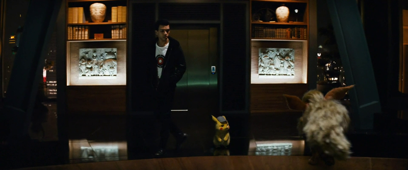 Fichier:Film Détective Pikachu - Bas-Relief Bureau d'Howard.png