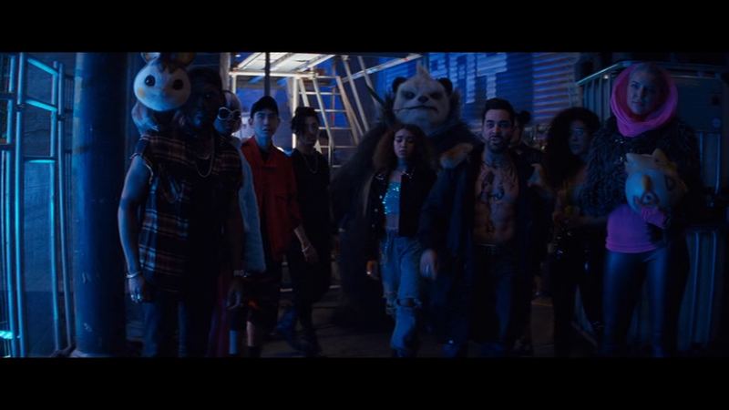 Fichier:Film Détective Pikachu - Togepi et Emolga à Ryme City et Tatouage Dracaufeu.png