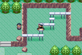 Brice sautant d'une plate-forme à une autre grâce au Vélo Cross dans Pokémon Émeraude.