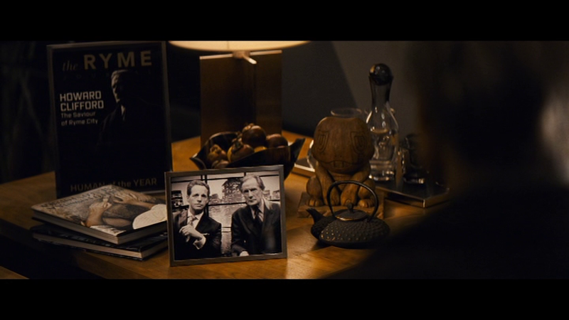 Fichier:Film Détective Pikachu - Statue Cradopaud.png