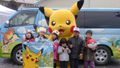 Des enfants devant le van « Pokémon with You wagon », en 2016.