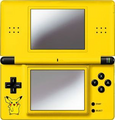 DS Lite Pikachu ouverte, vue de face.